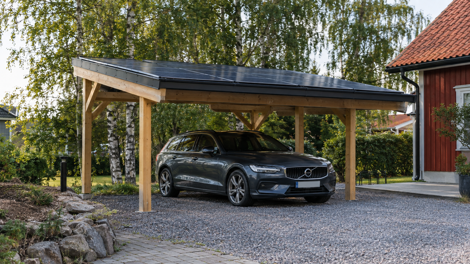 Carport i trä med solpaneler på taket och en parkerad bil på en svensk villauppfart