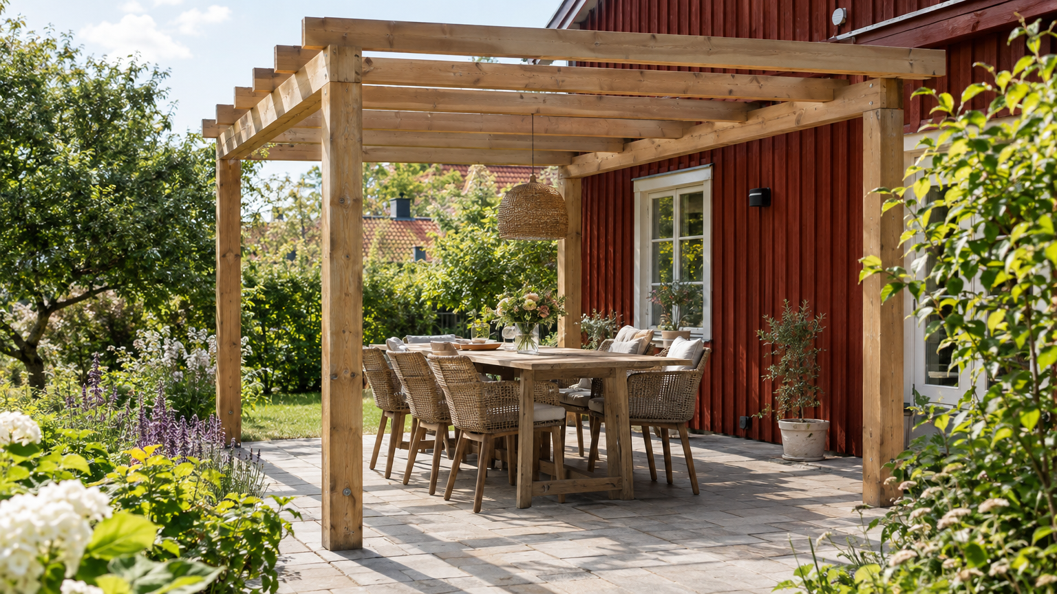 Öppen träpergola med ribbor över ett matbord på en svensk villatomt.
